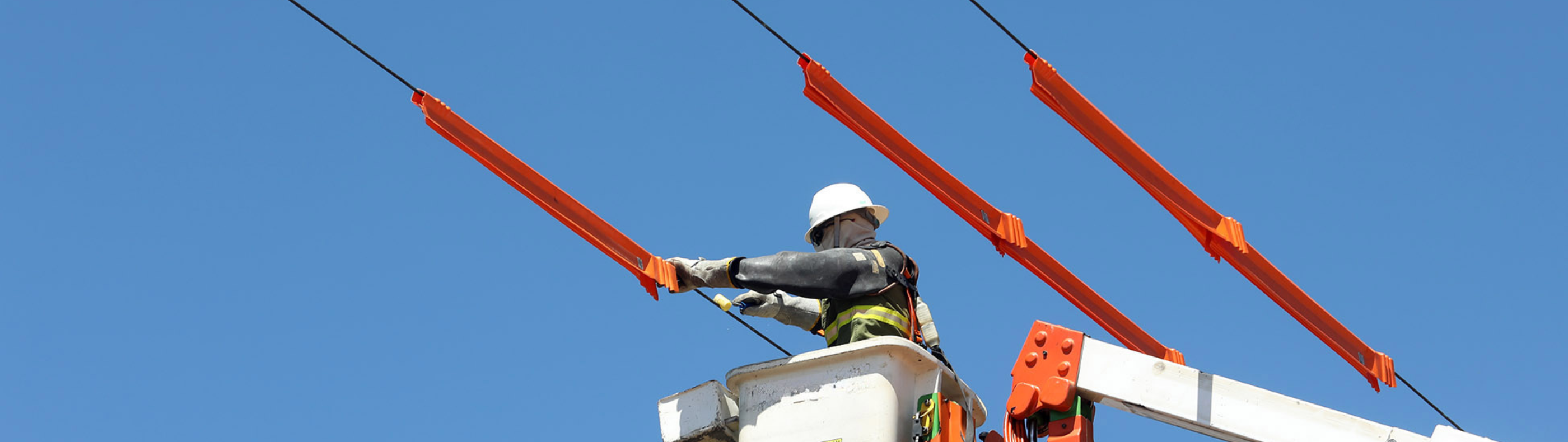 Neoenergia começa a marcar cabos com tinta inteligente para inibir furtos na rede elétrica 