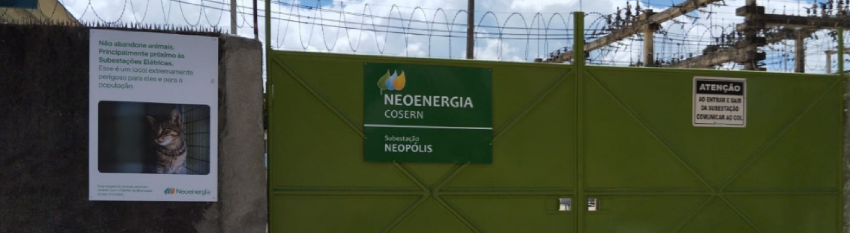 Imagem mostra placa fixada em muro de Subestação Elétrica da Neoenergia Cosern alertando para não abandono de animais
