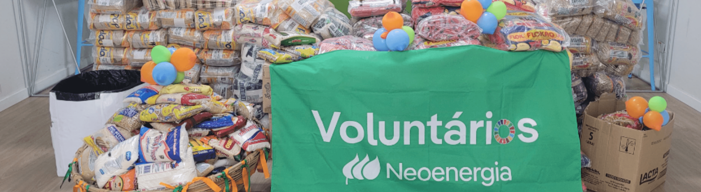 Arrecadação de alimentos do grupo de voluntários da Neoenergia