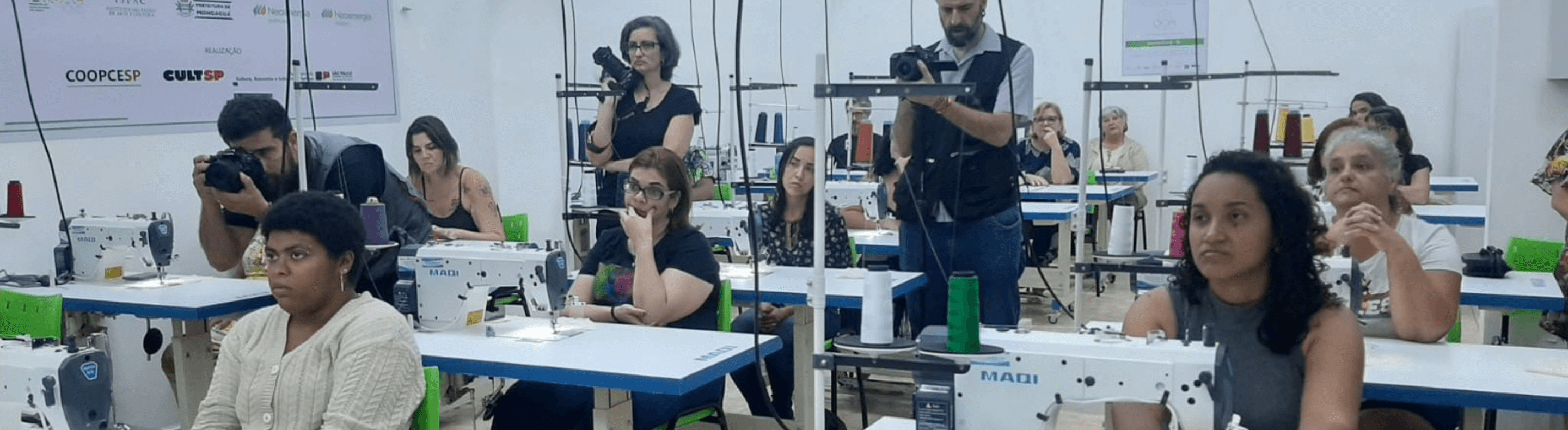 Alunas do Curso de Design de Moda sentadas na sala de aula