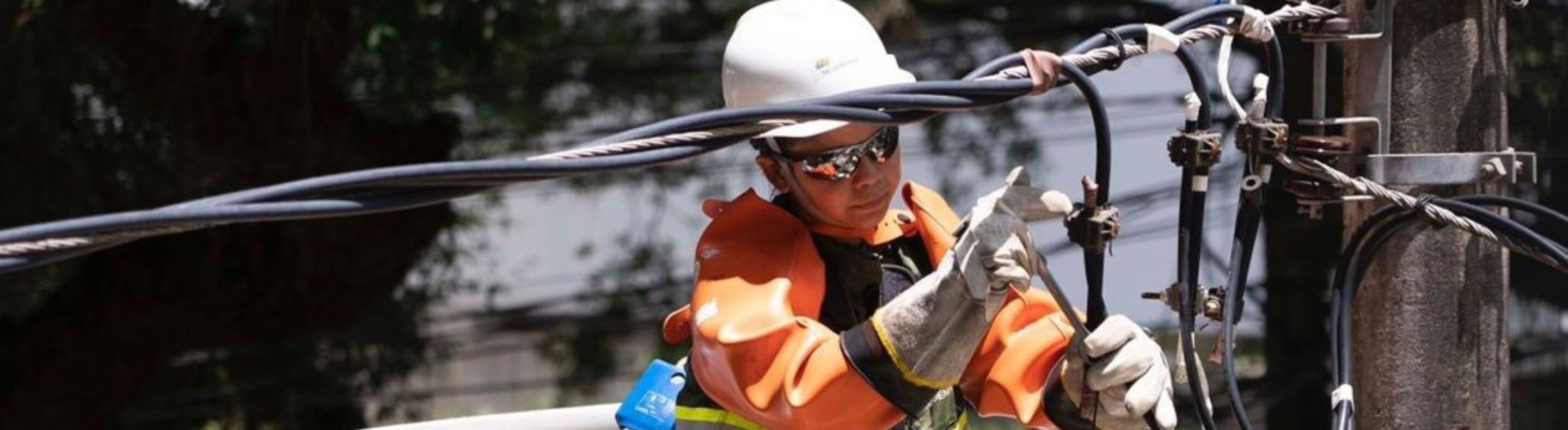 Um eletricista da Neoenergia fazendo um serviço na rede elétrica