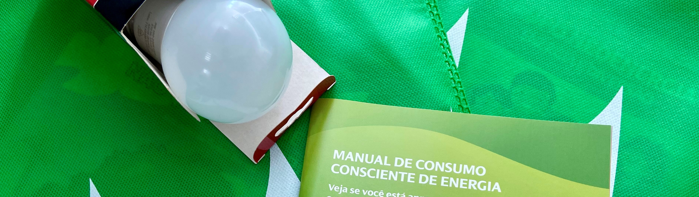 Veja como trocar lâmpadas ineficientes por LED em ação da Neoenergia Elektro em Ourindiúva