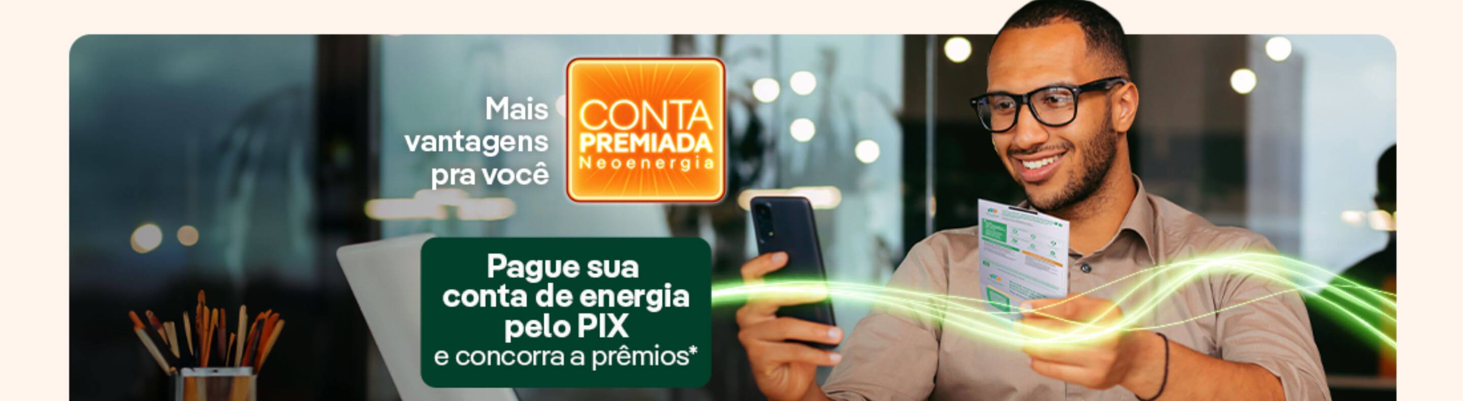Um homem segurando uma fatura de energia e um celular 