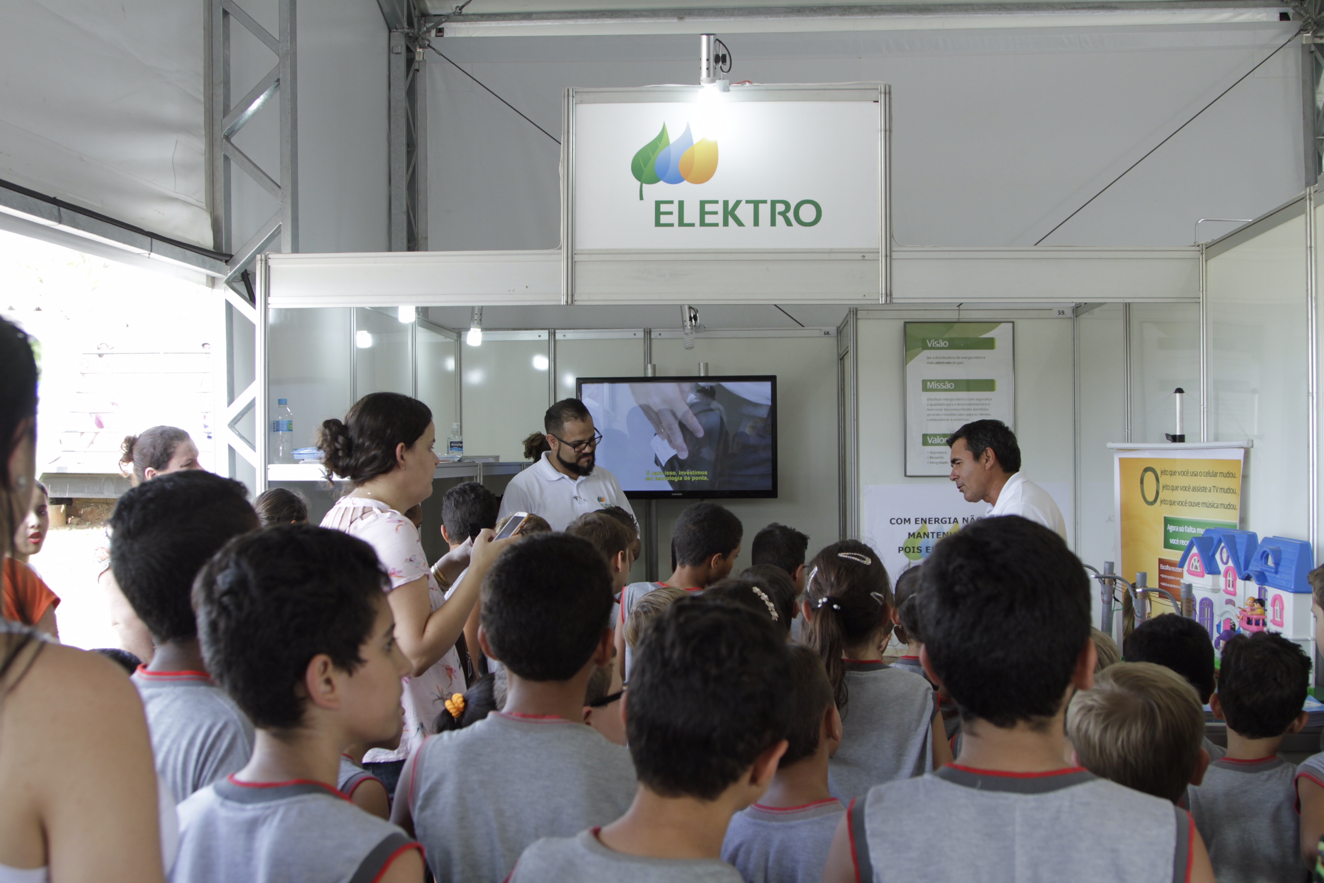 Estande da Elektro no Festival Literário de Votuporanga