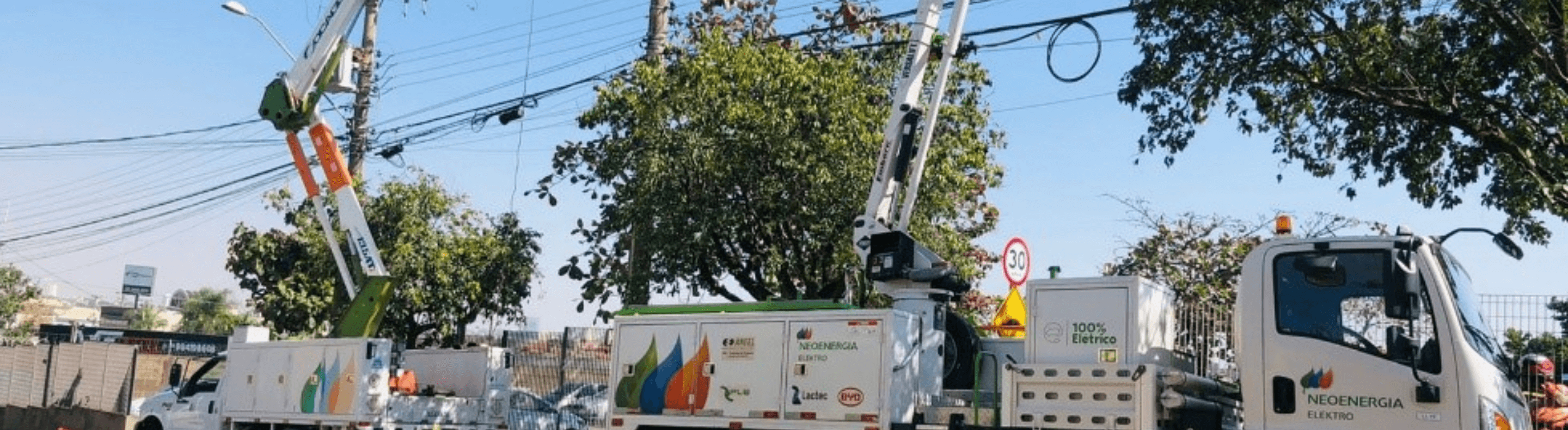 Caminhões de prontidão da Neoenergia Elektro em funcionamento na rua