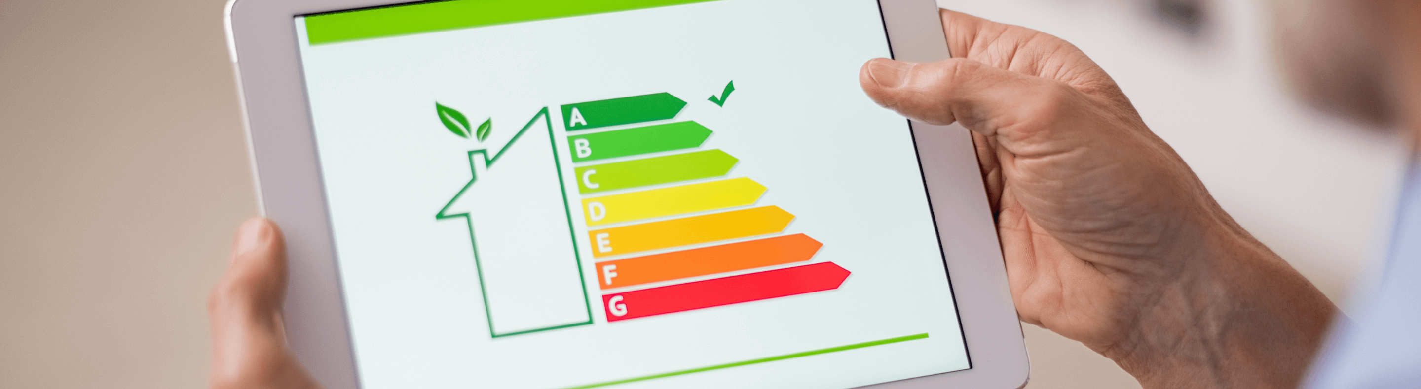 Tela de um tablete com tabela colorida indicando a qualidade do consumo de energia