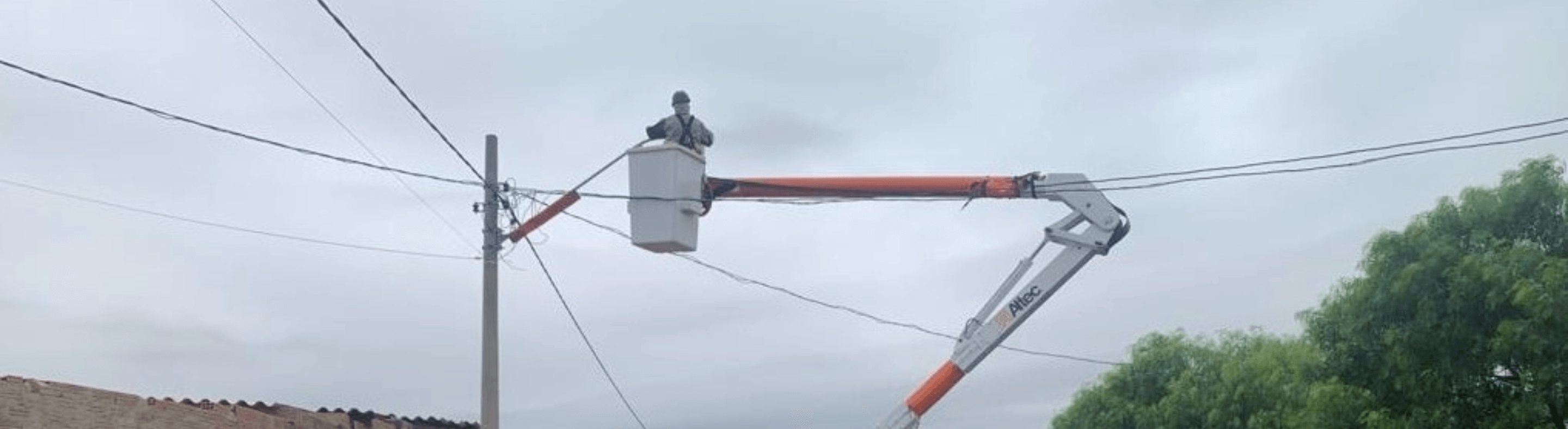 Eletricista da Neoenergia Elektro trocando lâmpada em poste