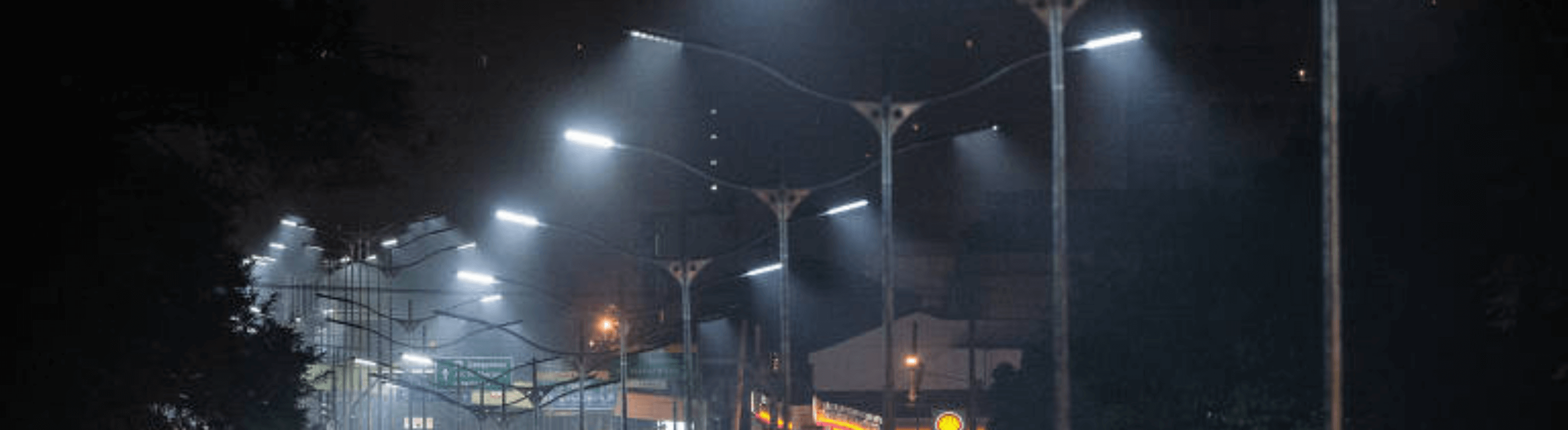 Postes de iluminação pública acesos 