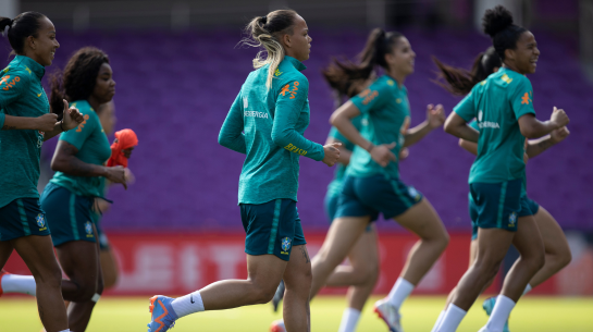 Foto de jogadoras durante treinamento da Seleção Feminina