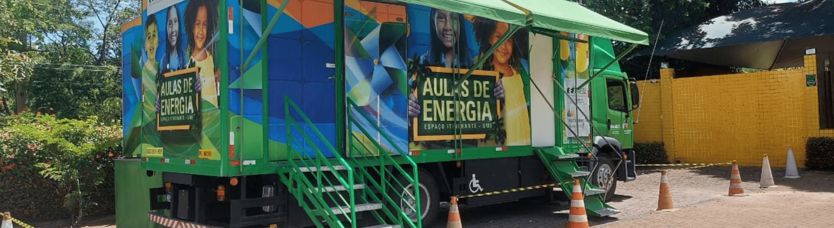 Caminhão do Projeto Aulas de Energia da Neoenergia Pernambuco estacionada na calçada